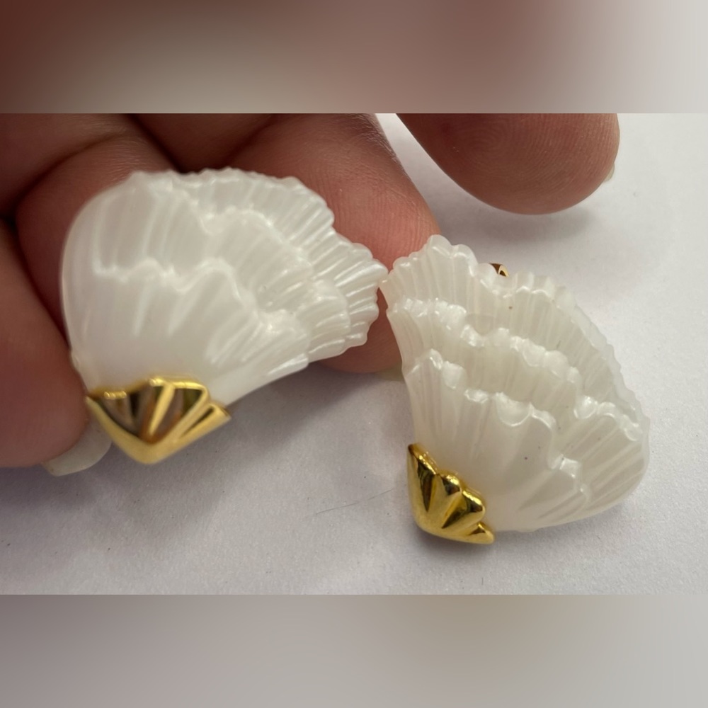 Vintage White Acrylic MOP Gold Tone Shell Coral Shaped Clip On Earrings